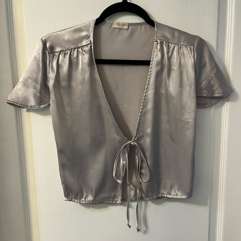 Silky tie top